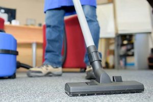 Home Professionele schoonmaakmedewerker van schoonmaakbedrijf in omgeving Monster tijdens het reinigen van oppervlakken