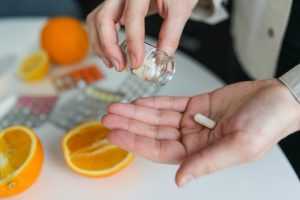 Home Verschillende soorten vitamine C supplementen in tabletten, poeder en druppelvorm weergegeven