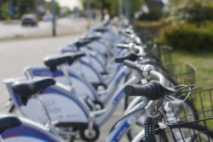 Home Deskundige fietsenmaker in Amersfoort repareert fiets met professioneel gereedschap
